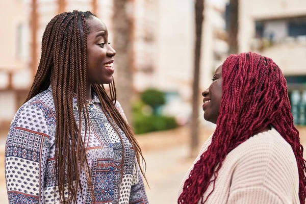 Afrikaans Amerikaanse Vrouwen Vrienden Staan Samen Spreken Park — Stockfoto