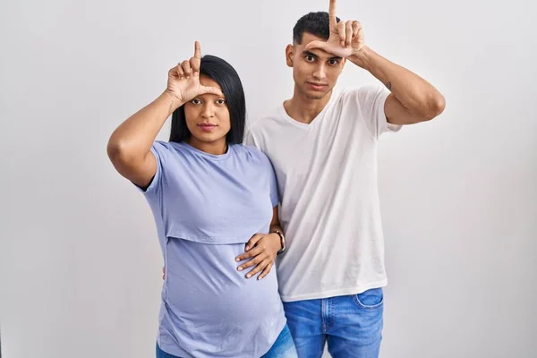 Jong Hispanic Paar Verwacht Een Baby Staan Achtergrond Lachen Van — Stockfoto