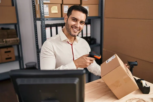 Young Hispanic Man Commerce Business Worker Scanning Package Office — Stock Photo, Image