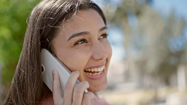 Young Beautiful Hispanic Woman Smiling Confident Talking Smartphone Park — ストック写真