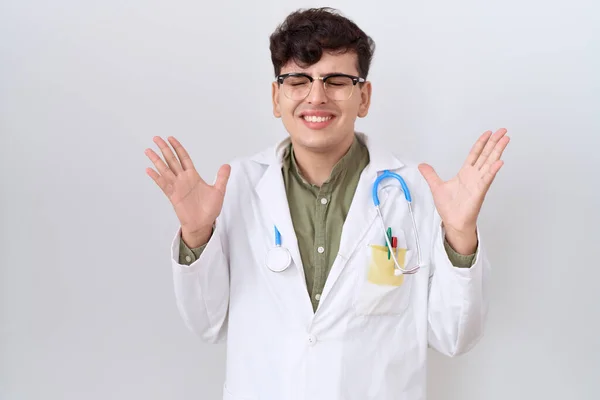 Mladý Muž Uniformě Lékaře Stetoskopu Oslavující Šílený Šílený Úspěch Zdviženýma — Stock fotografie