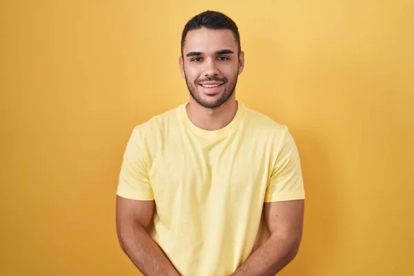 Junger Hispanischer Mann Der Vor Gelbem Hintergrund Steht Die Hände — Stockfoto