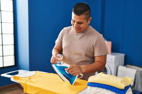 Mladý Latinsky Muž Úsměvem Jistý Nalévání Vody Železo Prádelně — Stock fotografie