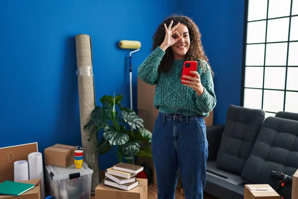 Junge Hispanische Frau Neuen Zuhause Mit Smartphone Lächelnd Glücklich Dabei — Stockfoto