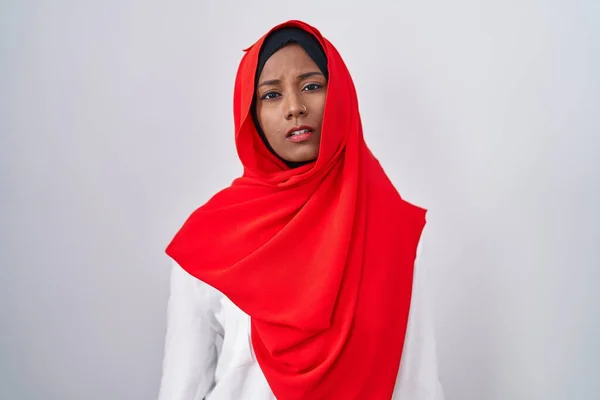 Νεαρή Αράμπ Γυναίκα Φορώντας Παραδοσιακό Ισλαμικό Μαντήλι Μαντίλα Που Δείχνει — Φωτογραφία Αρχείου