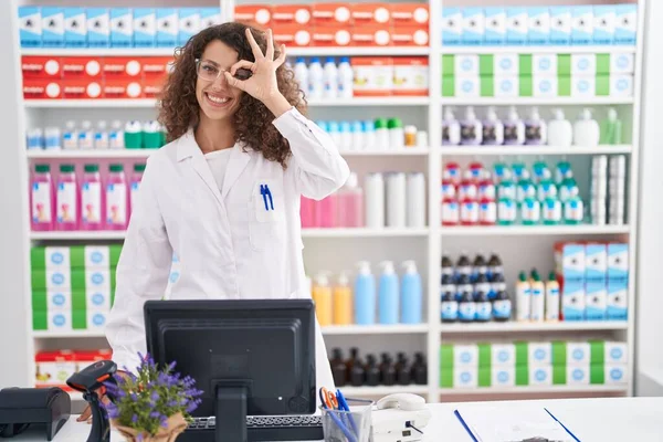 Mujer Hispana Con Pelo Rizado Trabajando Farmacia Haciendo Buen Gesto — Foto de Stock