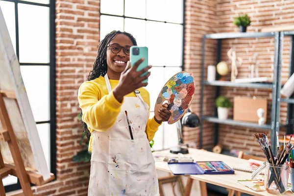 African American Woman Artist Make Selfie Smartphone Art Studio — Stock Photo, Image