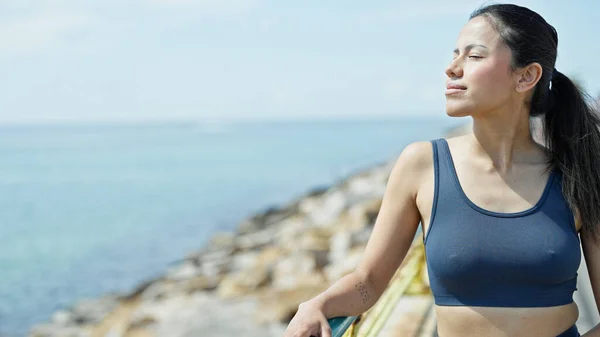 Junge Schöne Hispanische Frau Sportkleidung Atmet Meer — Stockfoto