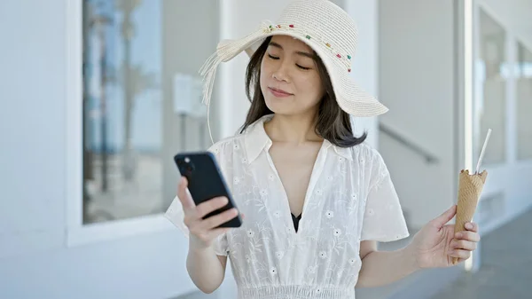 Jonge Chinese Vrouw Toeristische Eten Ijs Met Behulp Van Smartphone — Stockfoto