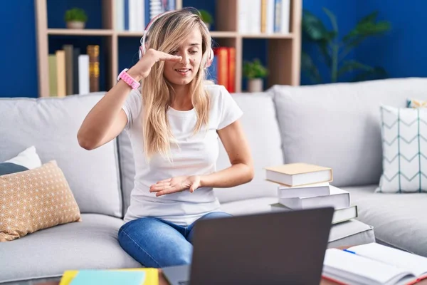 Junge Blonde Frau Die Hause Mit Einem Computer Laptop Lernt — Stockfoto