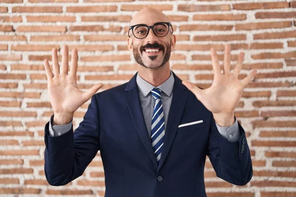 Łysy Mężczyzna Brodą Służbowych Ubraniach Okularach Pokazując Wskazując Palcem Numer — Zdjęcie stockowe