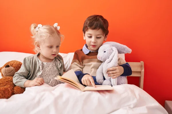 Sevimli Erkek Kız Kitap Okuyor Yatak Odasında Oturuyor — Stok fotoğraf