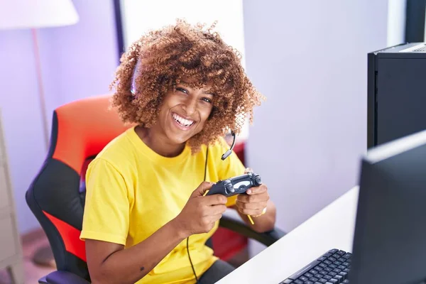 Mujer Afroamericana Streamer Jugando Videojuego Usando Joystick Sala Juegos — Foto de Stock
