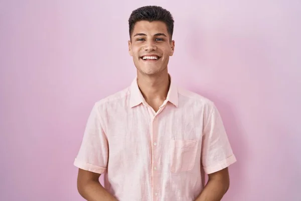 Jonge Spaanse Man Staat Roze Achtergrond Met Handen Bij Elkaar — Stockfoto
