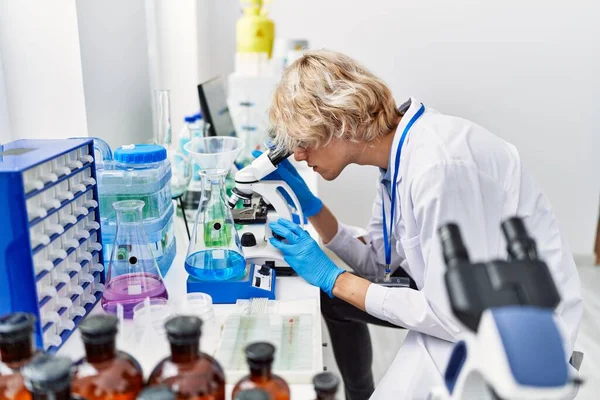 Jonge Blonde Man Wetenschapper Met Behulp Van Microscoop Het Laboratorium — Stockfoto