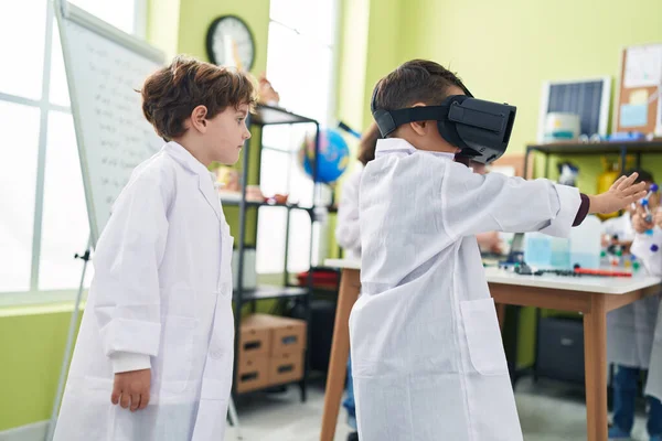 Adorable Boys Scientist Student Using Virtual Reality Glasses Laboratory Classroom — Stock Photo, Image