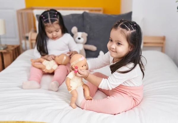 Yatak Odasında Bebek Bebekle Oynayan Sevimli Ikiz Kızlar — Stok fotoğraf
