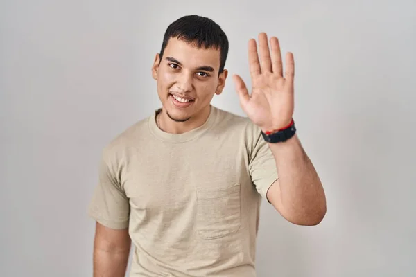 Hombre Árabe Joven Con Camiseta Casual Renunciando Decir Hola Feliz — Foto de Stock