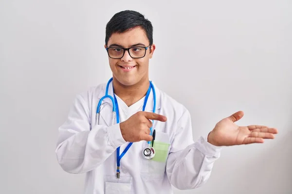 Pemuda Hispanik Dengan Sindrom Mengenakan Seragam Dokter Dan Stetoskop Kagum — Stok Foto
