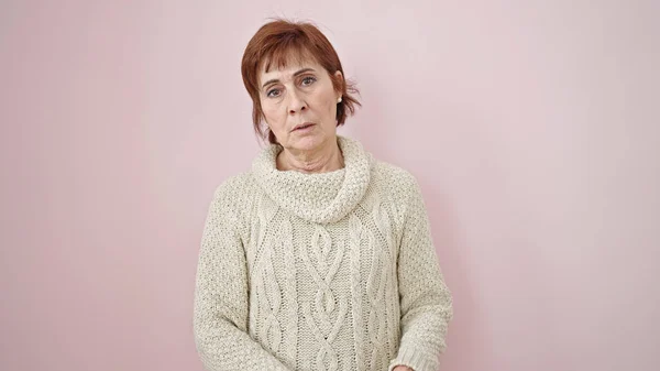 Зрелая Латиноамериканка Стоящая Серьезным Выражением Изолированном Розовом Фоне — стоковое фото