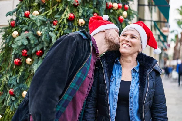 Μητέρα Και Γιος Χαμογελούν Σίγουροι Στέκεται Από Χριστουγεννιάτικο Δέντρο Στο — Φωτογραφία Αρχείου