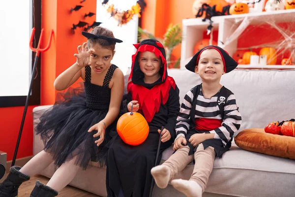 Grupo Niños Con Disfraz Halloween Haciendo Gesto Miedo Casa —  Fotos de Stock
