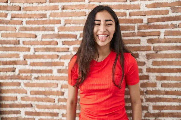 Duvarın Başında Dikilen Genç Kız Komik Bir Ifadeyle Dilini Dışarı — Stok fotoğraf