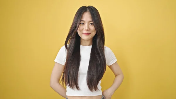 Mladá Číňanka Usmívá Sebevědomě Stojící Nad Izolované Žluté Pozadí — Stock fotografie
