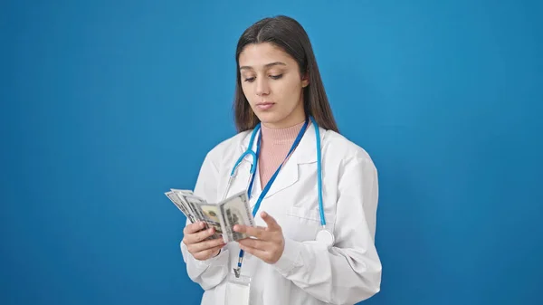 Mladá Krásná Hispánská Žena Lékař Počítání Dolarů Přes Izolované Modré — Stock fotografie