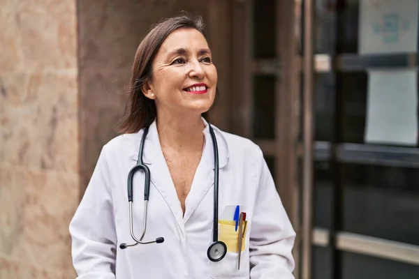 Kobieta Średnim Wieku Mundurze Lekarza Uśmiechnięta Pewnie Stojąca Ulicy — Zdjęcie stockowe