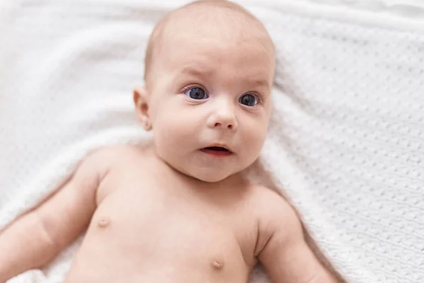 Adorável Bebê Caucasiano Deitado Cama Com Expressão Relaxada Quarto — Fotografia de Stock