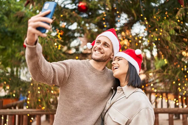 Hombre Mujer Pareja Con Sombrero Navidad Hacen Selfie Por Teléfono —  Fotos de Stock