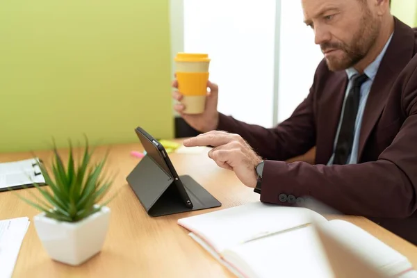 Middle Age Man Business Worker Using Touchpad Drinking Coffee Office — Stock Fotó