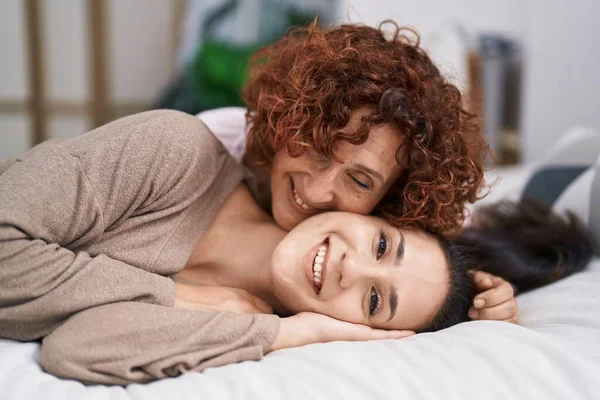 Två Kvinnor Mor Och Dotter Liggande Sängen — Stockfoto