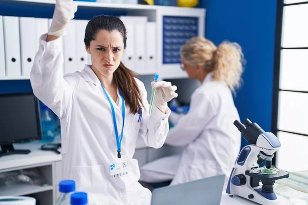 Joven Mujer Hispana Trabajando Laboratorio Científico Molesta Frustrada Gritando Con — Foto de Stock