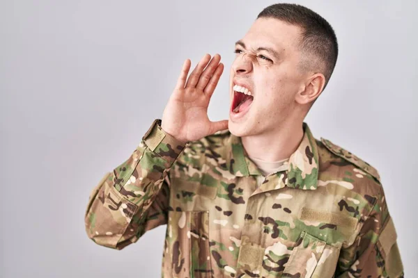 Jongeman Camouflage Legeruniform Schreeuwend Schreeuwend Met Hand Mond Communicatieconcept — Stockfoto
