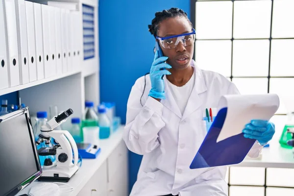 Afričanky Americká Žena Vědec Čtení Dokumentu Laboratoři — Stock fotografie