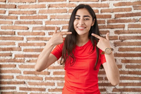 Junges Teenager Mädchen Das Über Ziegelmauern Steht Fröhlich Lächelnd Zeigt — Stockfoto