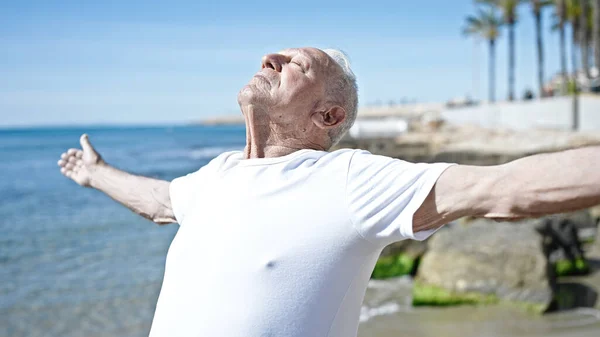 Ανώτερος Γκριζομάλλης Άνδρας Που Αναπνέει Κλειστά Μάτια Στην Παραλία — Φωτογραφία Αρχείου