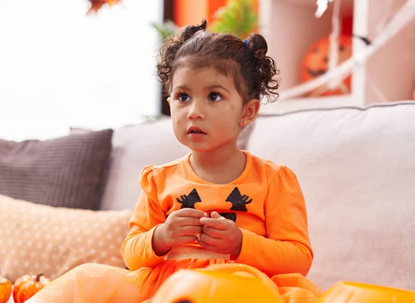 可爱的惊慌失措的姑娘穿着南瓜装 在家里甜蜜极了 — 图库照片