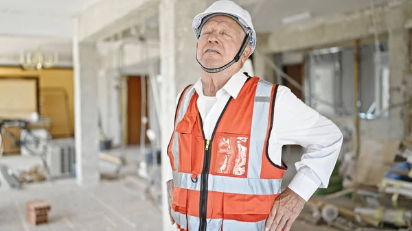 Senior Gråhårig Man Arkitekt Stressad Byggarbetsplatsen — Stockfoto