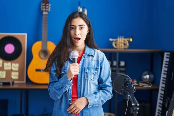 Młody Nastolatek Dziewczyna Śpiewa Piosenkę Pomocą Mikrofonu Przestraszony Zdumiony Otwartymi — Zdjęcie stockowe