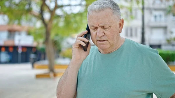 Šedovlasý Muž Středního Věku Mluví Smartphonu Vážným Výrazem Parku — Stock fotografie