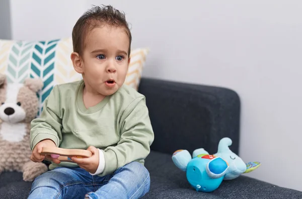 Liebenswert Hispanic Junge Spielend Mit Spielzeug Sitting Auf Sofa Home — Stockfoto
