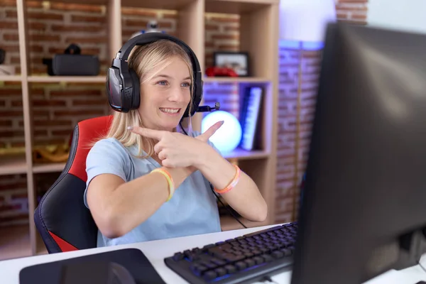 Young Caucasian Woman Playing Video Games Wearing Headphones Pointing Both — Stock Photo, Image