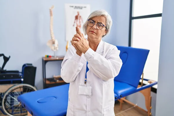 Middle Age Woman Grey Hair Working Pain Recovery Clinic Holding — Stock Photo, Image