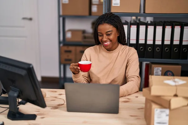 Trabajador Negocios Comercio Electrónico Mujer Afroamericana Usando Computadora Portátil Bebiendo — Foto de Stock