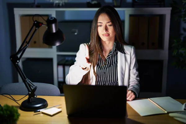 Молодая Брюнетка Работает Ночью Офисе Ноутбуком Показывая Пальцем Вверх Сердитым — стоковое фото