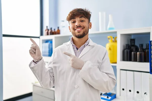 Uomo Arabo Con Barba Che Lavora Laboratorio Scientifico Sorridendo Guardando — Foto Stock