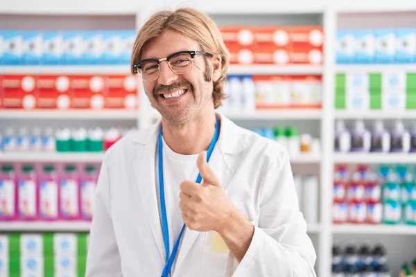 Homem Caucasiano Com Bigode Trabalhando Farmácia Farmácia Fazendo Polegares Felizes — Fotografia de Stock